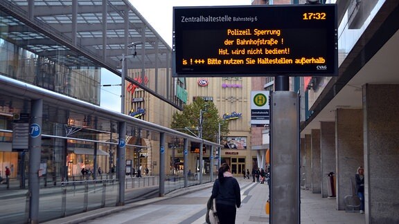 Ein Hinweisschild an einer Straßenbahnhaltestelle: "Polizeil. Sperrung der Bahnhofstraße. Hst. wird nicht bedient!"