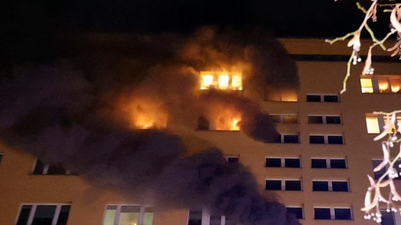 Flammen schlagen aus einem Wohnhaus 