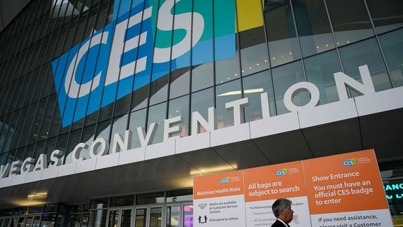 Menschen gehen am Las Vegas Convention Center während der Vorbereitungen für die Technik-Messe CES.