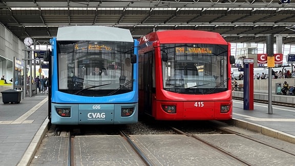 Eine blaue Straßenbahn und eine rote City-Bahn stehen am Chemnitzer Hauptbahnhof