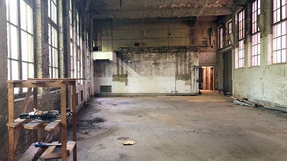 Blick in eine leere, alte Fabrikhalle