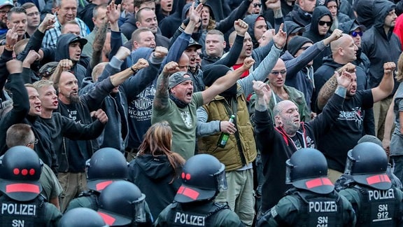 Rechtsextremisten nehmen an einer Demonstration in Chemnitz teil.