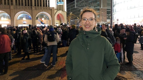 Katrin Siegel vom Bündnis "Chemnitz für Menschlichkeit" steht vor Demonstranten in der Chemnitzer Innenstadt. 