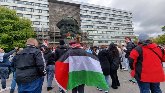 Pro- Palästina- Kundgebung vor Karl- Marx- Monument in Chemnitz
