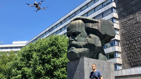 Eine Drohne steigt vor dem Karl-Marx-Monument in Chemnitz in den Himmel