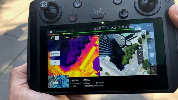 Auf dem Monitor einer Drohnensteuerung sieht man das Bild einer Wärmekamera in unterschiedlichen Farben