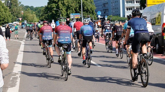 Teilnehmer am Start des Fichtelberg Radmarathons in Chemnitz auf der Brückenstraße am Karl-Marx-Monument