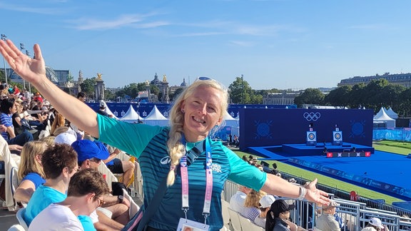 Während der Olympischen Spiele in Paris hat Manuela Kruppa aus Gornsdorf im Erzgebirge als freiwilllige Helferin gearbeitet. Von ihrem Einsatz als Volunteer ist sie mit vielen Eindrücken zurückgekehrt. 