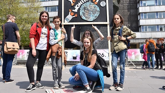 Fünf Schüler halten ihr Plakat mit der Frage "Wohin?" auf der Fridays for Future Demo in Chemnitz.