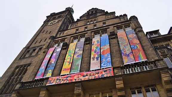 Bunte Banner hängen am Chemnitzer Rathaus
