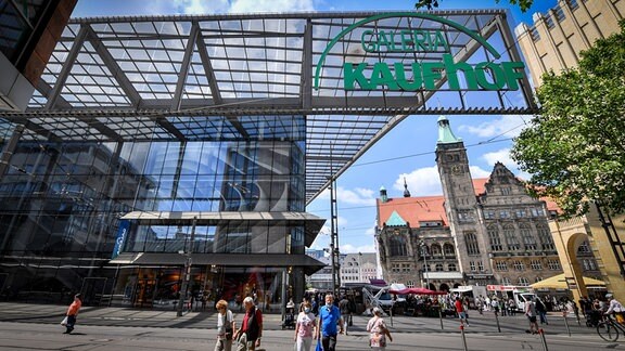 Passanten gehen über den Marktplatz vorbei an der Filiale von Galeria Karstadt Kaufhof