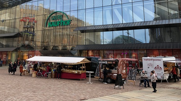 Kaufhaus Galeria Kaufhof und im Vordergrund der Neumarkt von Chemnitz