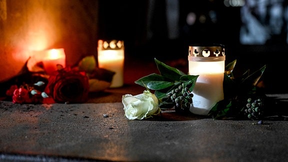 Kerzen und Blumen liegen bei einer Gedenkveranstaltung anlässlich des 85. Jahrestags der Pogromnacht am Mahnmal Levetzowstraße. 