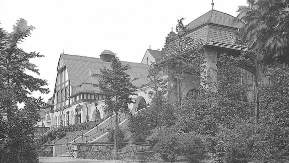 Eine alte Postkarte: Eine um 1900 im Fachwerkstil gebaute Ausflugsgaststätte mit Freitreppen, die Küchwaldschänke in Chemnitz.