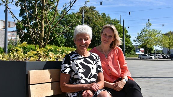Die Landschaftsarchitekinnen Andrea Alter und Hedda Schork sitzen auf einer Bank.