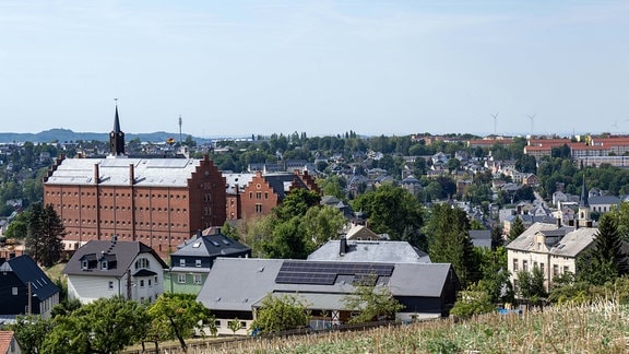 Markant ragt das Schloss Hoheneck zwischen den Dächern der Stadt Stollberg empor. 