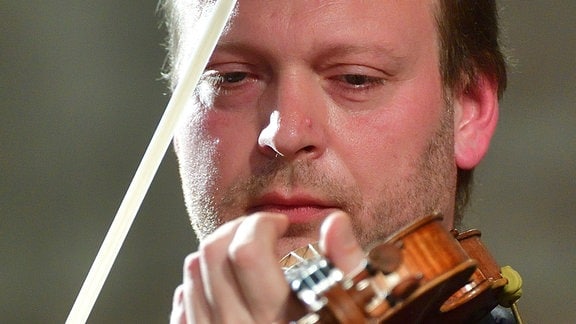 Hartmut Schill beim Violinespiel