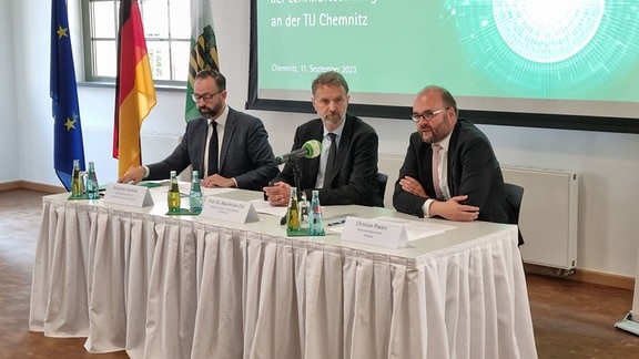 Drei Unterschriften auf einem Vertrag zwischen TU Chemnitz, dem Wissenschafts- und dem Kultusministerium. 