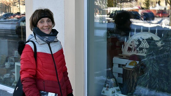 Krimiautorin Anett Steiner vor einem Schaufenster in Marienberg.