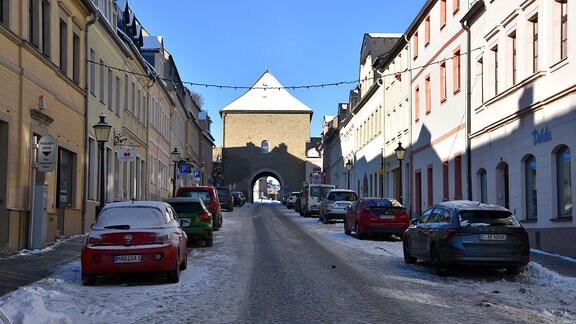 Blick durch die Zschopauer Straße zum Zschopauer Tor in Marienberg.