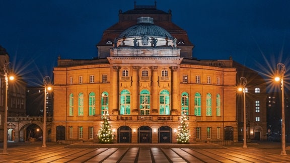 Nächtliche Ansicht eines beleuchteten Opernhauses