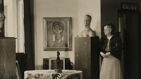 Das Gemälde "WegkehEin Foto von Hanna Bekker vom Rath im Roten Zimmer des Blauen Hauses mit Kunstwerken von Alexej von Jawlensky, Ida Kerkovius, Alexander Archipenko, Wilhelm Lehmbruck, 1946re im Taunus" von Karl Schmidt-Rottluff, 1935 