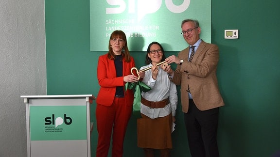 Die sächsische Justizministerin Katja Meier übergibt einen symbolischen Schlüssel an Christine von Brühl und Roland Löffler