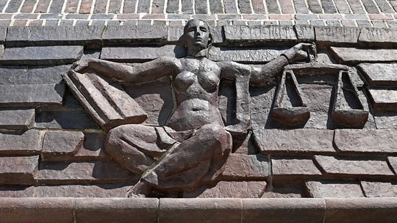 Blick auf die Justitia über dem Eingang am Landgericht Chemnitz. 