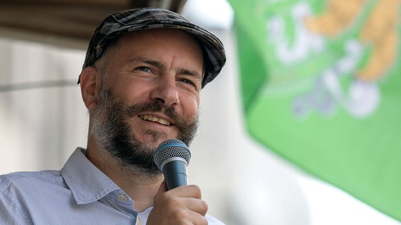 Martin Kohlmann, Vorsitzender der Partei "Freie Sachsen", spricht auf einer Protestkundgebung seiner Partei am Rande des Wahlkampfabschlusses der SPD in Chemnitz.