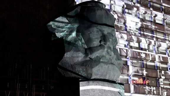 Das Karl-Marx-Denkmal in Chenutz wird beleuchtet