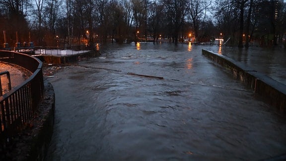 Der Schlossteich in Chemnitz ist überflutet.