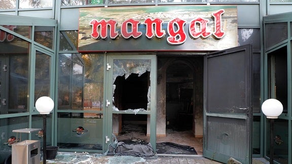 Auf das türkisches Restaurant Mangal in Chemnitz ist in der Nacht zum Donnerstag offenbar ein Brandanschlag verübt worden.