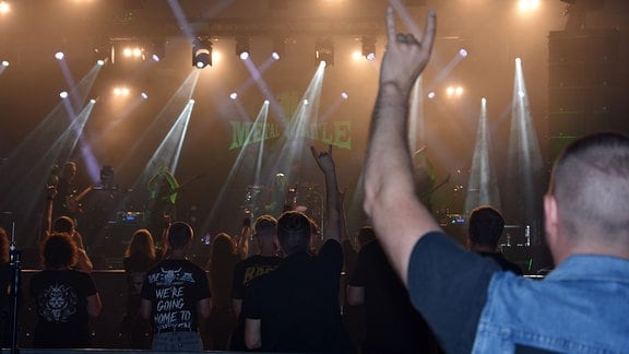 Zuschauer bei einem Metal-Konzert im Chemnitzer Kraftverkehr jubeln in Richtung Bühne. 