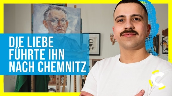 Mann mit Schnurbart steht in Atelier und vor großer Schrift mit dem Inhalt: Die Liebe führte ihn nach Chemnitz