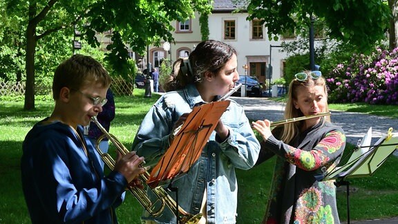 Trompeter und Querflötisten bei der Aktion Klangpfad