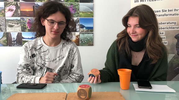 Zwei Schülerinnen an einem Tisch