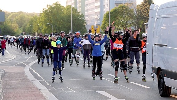 Skater rollen durch die Chemnitzer Innenstadt.