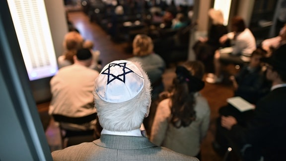 Zur Amtseinführung des neuen Rabbiners versammeln sich Gemeindemitglieder und Gäste in der neuen Synagoge in Chemnitz.