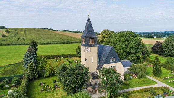 Eine kleine Kirche auf dem Land