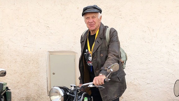 Teilnehmer Oldtimer Herbsttreffen - Frank Rudolf aus Frankenberg mit seinem Motorrad AWO