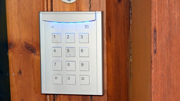 Ein Display an einer Tür mit den Zahlen 0 bis 9.