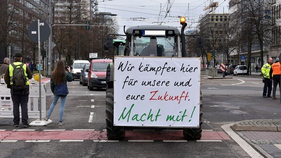 Ein Traktor mit Schild: "Wir kämpfen hier für unsere und eure Zukunft. Macht mit!" in der Chemnitzer Innenstadt.