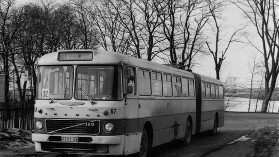 Ein Ikarus-Gelenkbus der Baureihe 180 an einer Haltestelle in Chemnitz. 