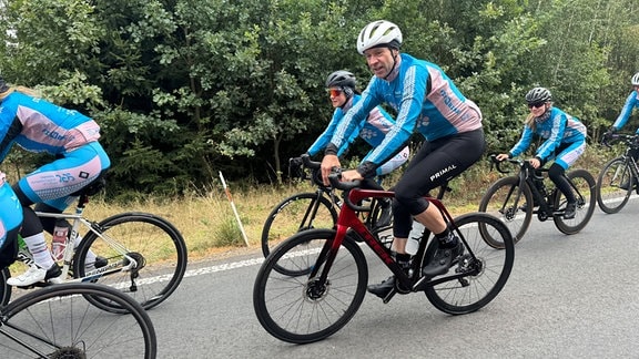 Ein Radrennfahrer fährt im Peloton.