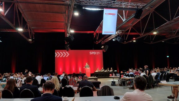 Die stellvertretende Parteivorsitzende und Bundesministerin Klara Geywitz redet auf dem Landesparteitag der SPD Sachsen in Chemnitz vor Delegierten.