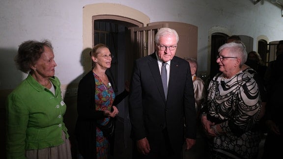 Bundespräsident Frank-Walter Steinmeier (M) steht im ehemaligen Gefängnis Hoheneck mit Zeitzeuginnen zusammen. 