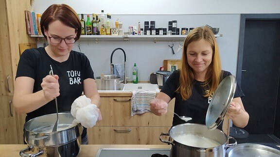 Zwei Frauen in einer Küche