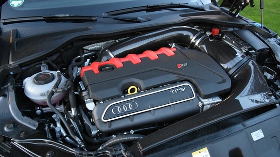 Blick in den Mottorraum eines Audi TT RS mit Ansauganlage aus Carbon.