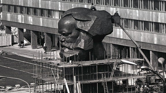 Arbeiter errichten im Frühherbst 1971 das Karl-Marx-Monument im Zentrum von Karl-Marx-Stadt, dem heutigen Chemnitz.