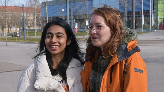 Sreelakshmi Sajeev und Hannah Weißenburger stehen gemeinsam auf dem Chemnitzer Uni-Campus.